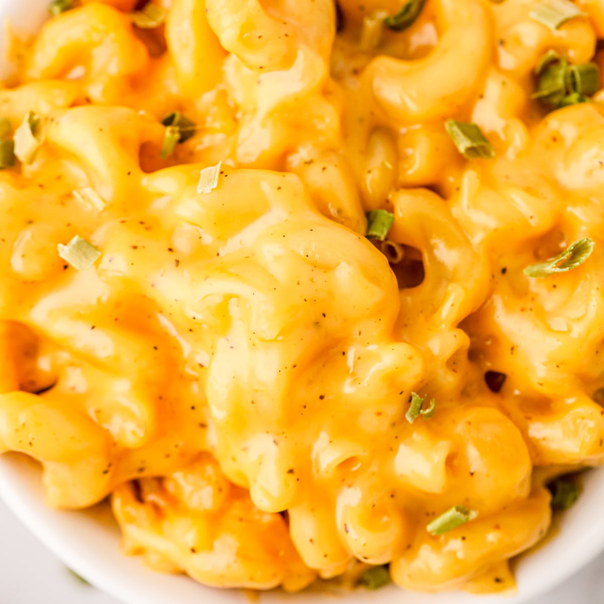 mac and cheese in a slow cooker makes an easy thanskgiving side